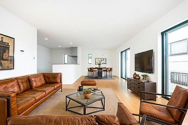 陽だまりに包まれる広々リビング。柔らかな光の中で、お子様の成長をゆったりと見守る。そんな穏やかな日常がここから始まります。※画像はCGにて家具等を配置しており、実際に家具は置かれておりません。