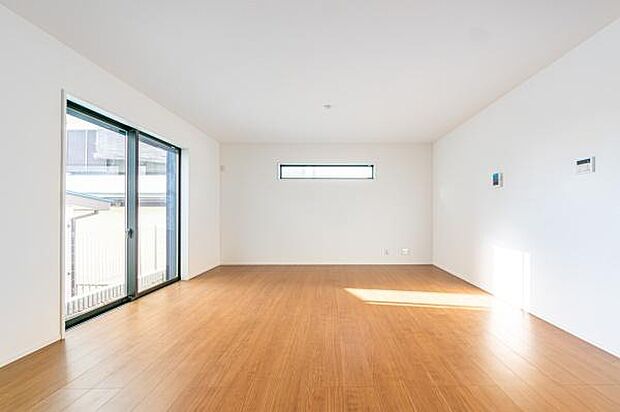 心地よい風が通り抜ける開放的な勾配天井のLDK。明るく清潔感あふれる空間で、心地よい毎日をお過ごしください。