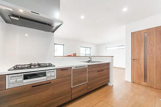 「全体を見渡せる安心感」家族の会話が弾む奥様に人気の高いカウンターキッチン、料理しながらお子様の様子の確認ができ移動しやすい広いキッチンスペースです。