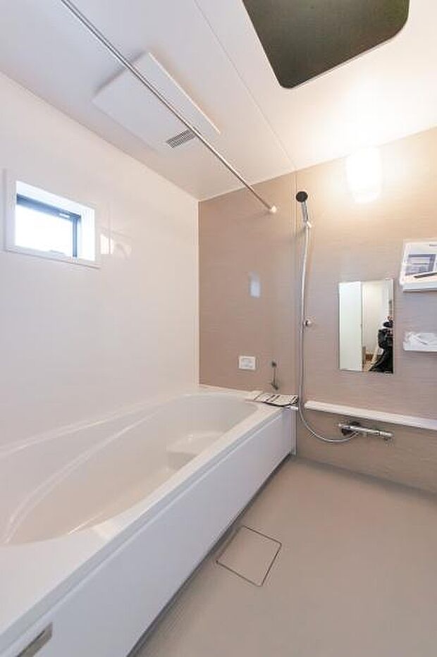 落ち着いた色彩のパネルが、一日の疲れを優しく解きほぐします。広々とした浴槽で、家族の安らぎを育む贅沢なバスタイムを。