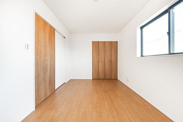 「Bed Room」落ち着いた色合い、シンプルなデザイン。洋室として大事なお部屋です。