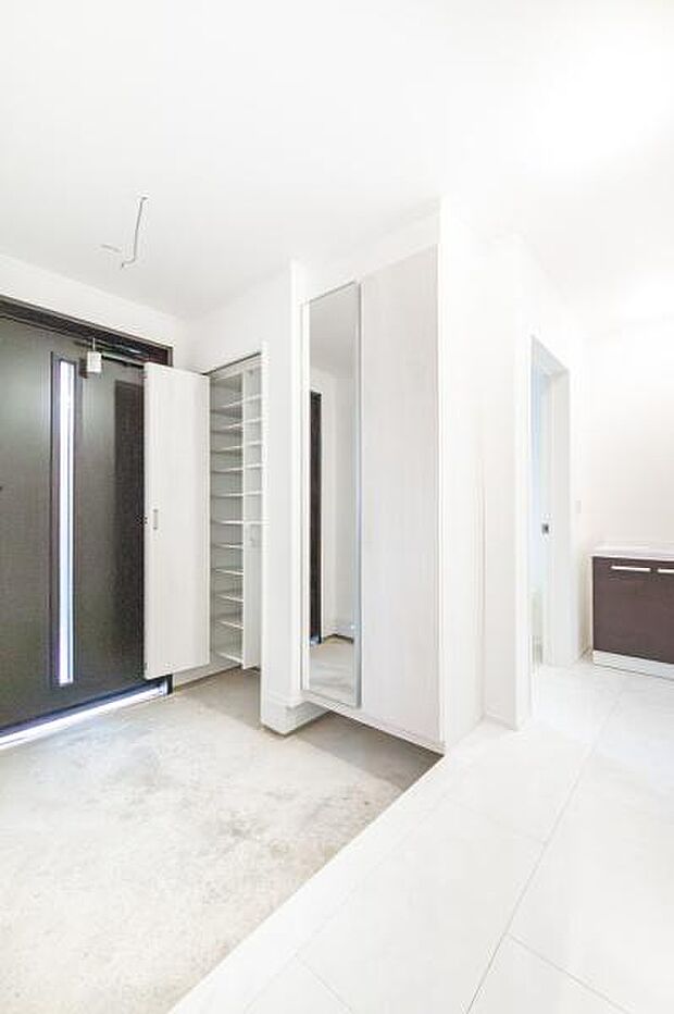 「おかえり」と「いってらっしゃい」を優しく包み込む、明るく広々とした玄関。家族の毎日が、ここから気持ちよく始まります。