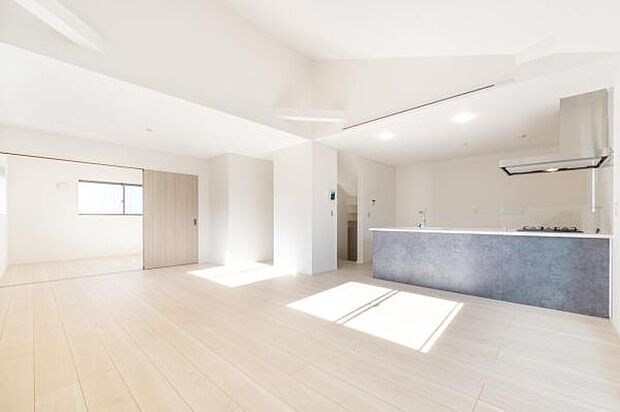 「上質な空間を」開放感と日当たりの良さに恵まれたリビング空間。