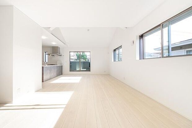 柔らかな光と風が通り抜ける心地よい空間。デザイン性の高いリビングで、ご家族の成長と共に思い出を紡ぐ素敵な新生活を叶えませんか。