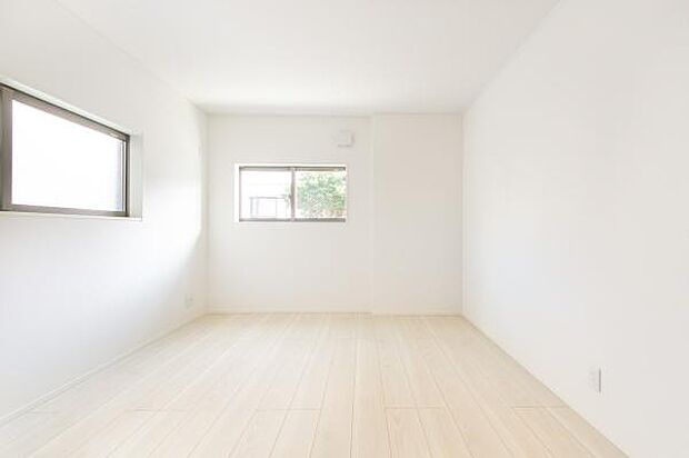 白を基調とした明るい室内は、陽光がたっぷり入る特等席。清潔感あふれる空間で、お子様の健やかな成長と家族の笑顔を優しく育みます。