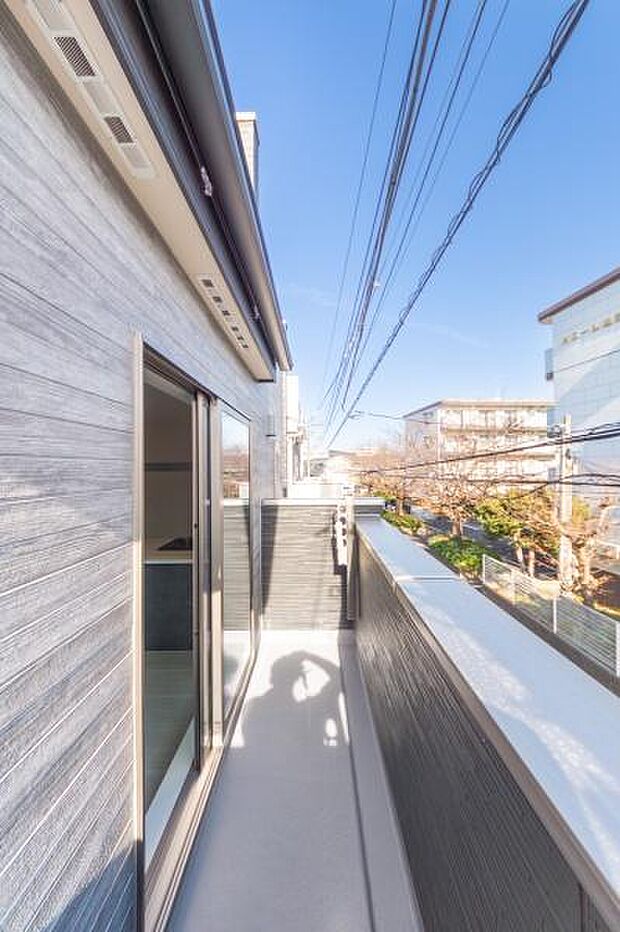 「広い使いやすいバルコニー」陽ざしがたっぷり降り注ぐ、広々としたバルコニー付き住まい。