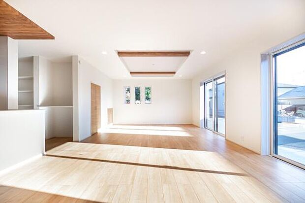 陽光がたっぷり注ぐ広々リビング。家族の笑顔が自然と集まる、温かい空間で新生活を始めませんか?