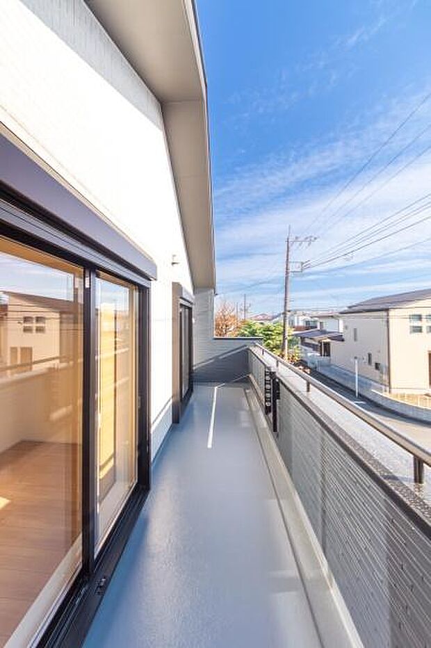 「広い使いやすいバルコニー」陽ざしがたっぷり降り注ぐ、広々としたバルコニー付き住まい。そしてその先にはプライベートガーデン。