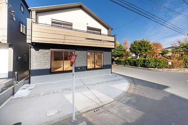 「開放感溢れる住まい」家と家の間隔が広くプライバシーが高く、しゃべり声に気使うことなく、思い切りプライベートの時間を家族と楽しむ。陽当たりの良い住まい。