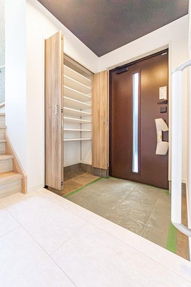 「おかえり」と「いってらっしゃい」を優しく包み込む、明るく広々とした玄関。家族の毎日が、ここから気持ちよく始まります。