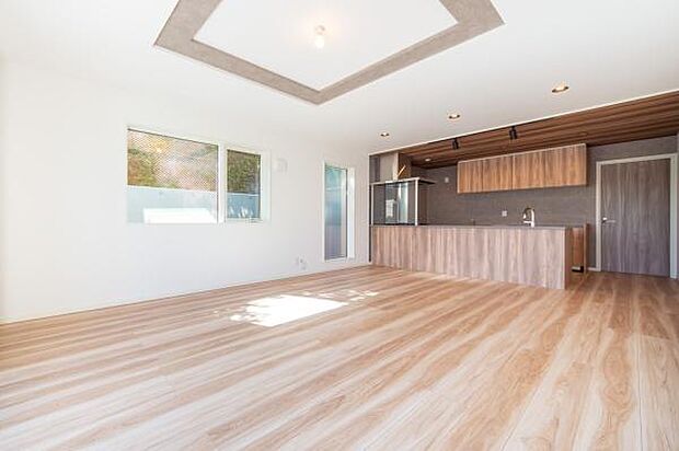 陽光降り注ぐリビングで、家族の笑顔が輝く毎日を。新しい暮らしの物語がここから始まります。