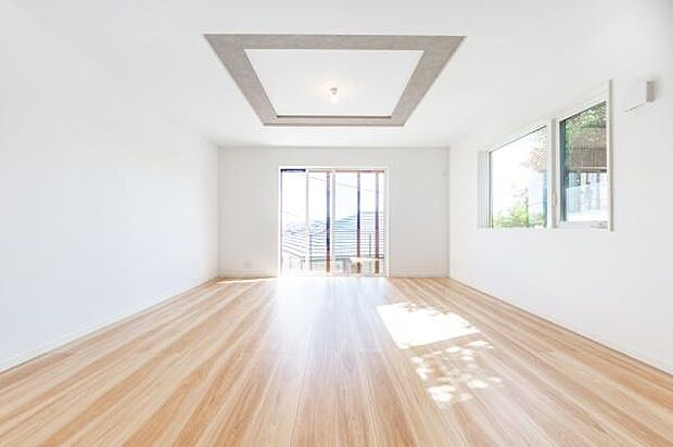 「家族が大好きなリビング」みんなが集まる広いリビング。みんなが大好きなリビングで家族団らん。みんなが集まるからこそ、一層の開放感を手にする素敵な住まい。