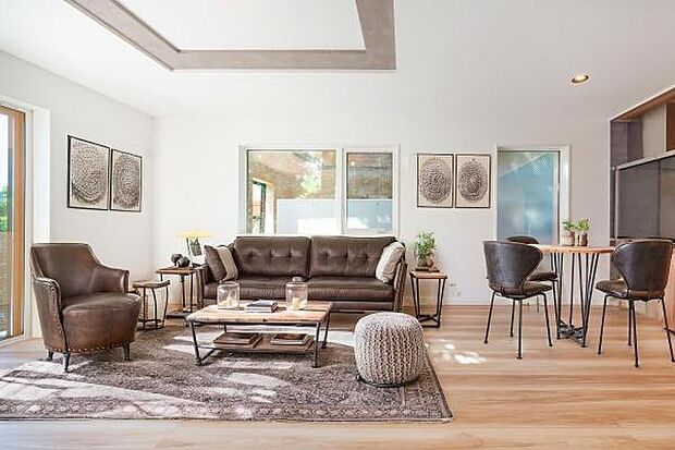 光が溢れるLDK。バルコニーに続く大きな窓が、開放感を演出。家族の笑顔が輝きます。※家具はイメージです。