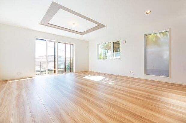 「プライベート感を愉しむリビング空間」開放感と日当たりの良さに恵まれた爽快なリビング空間。誰にも邪魔されないプライベート感を感じる開放的なリビング。風が抜ける。光が差し込むリビング。