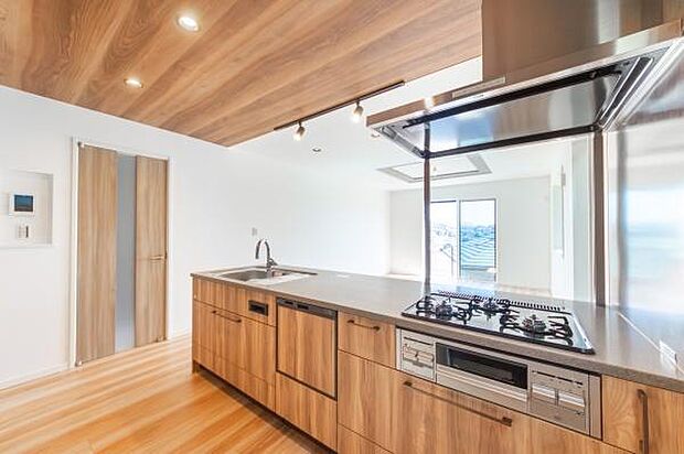 「全体を見渡せる安心感」家族の会話が弾む奥様に人気の高いカウンターキッチン、料理しながらお子様の様子の確認ができ移動しやすい広いキッチンスペースです。