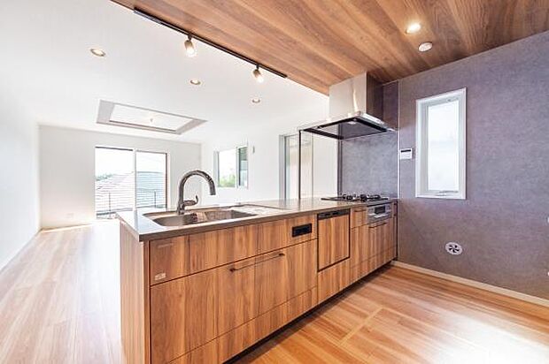 「フルオープンキッチン」カフェスタイル仕様のキッチンは家族と奥様の壁をなくし笑顔で交わすコミュニケーション。毎日の事だからオープンに拘りました。