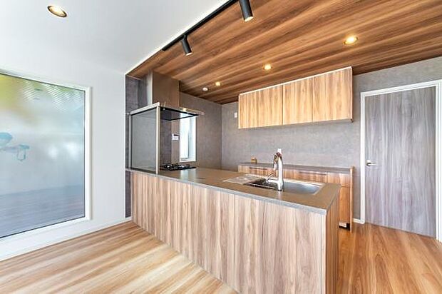 「人気のカップボード付き」お料理道具の収納に便利な広々としたカップボード。