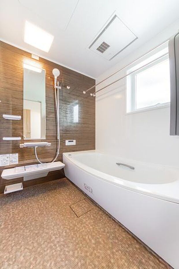 「疲れを癒す空間」広々とした雰囲気の良いバスルーム。お子様と一緒にお風呂に入る楽しみ、思い出の一ページが刻まれる大切な瞬間