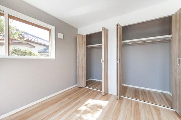 「主寝室収納」大きく収納量豊富なクローゼット。奥行も納得サイズのクローゼット。