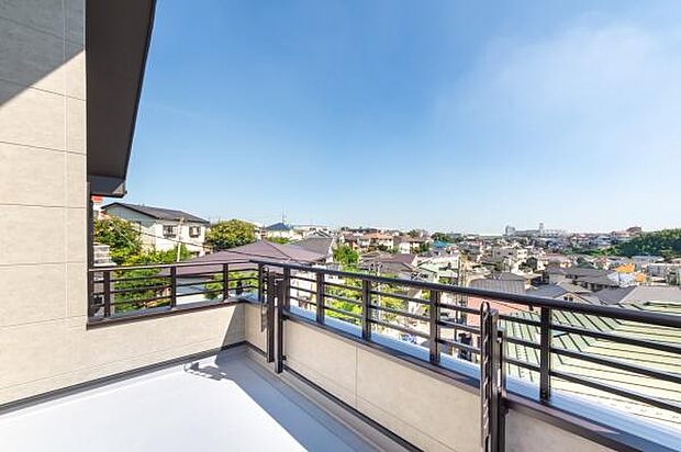 「清々しいバルコニー」広々としたバルコニーは陽当たりはもちろん、解放感や眺望も楽しめます。碧空を満喫し心が透きとおる。癒される心地よい空間。