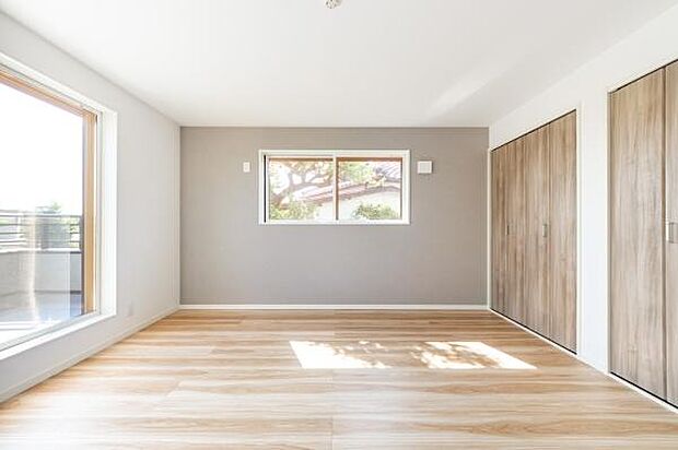 「8.5帖の主寝室」明るく広々主寝室。ダブルベッドも楽々配置可能です。