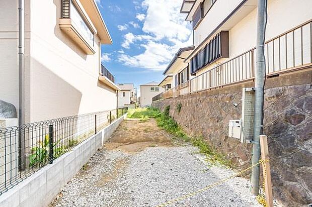 「日当たり、開放感」間口が3mあるので大型車も楽に駐車出来ます。広く明るく開放的。2階からは眺望も期待できそうな宅地です。