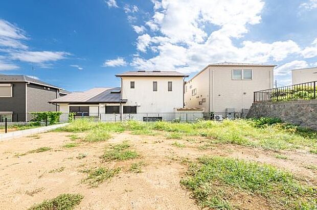 「現況現地写真」ご覧の陽当たりが確保されます。奥は整形地なので綺麗スッキリ。良い間取りが出来そうです。