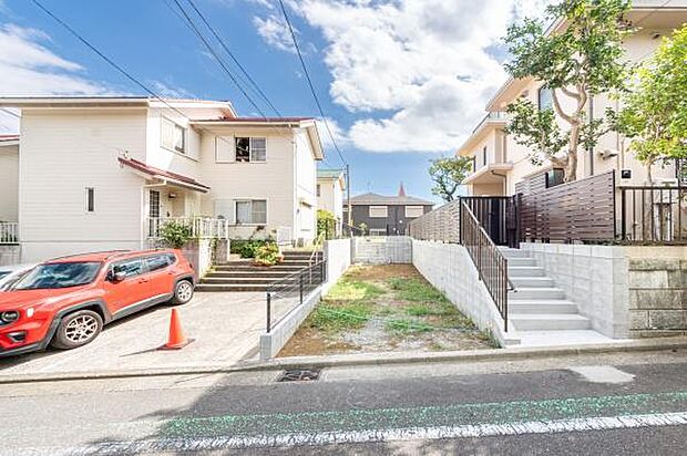 「日当たり、開放感」間口が3mあるので大型車も楽に駐車出来ます。広く明るく開放的。2階からは眺望も期待できそうな宅地です。カースペース2台可。