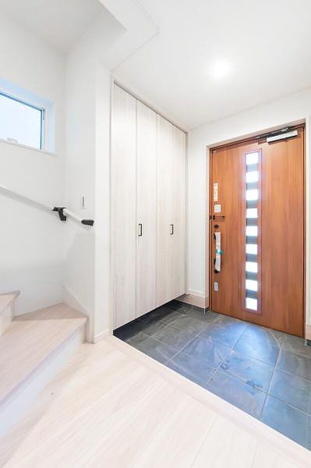 ドアを開けた瞬間に明るさが広がる空間。清潔感あふれる、家の顔となる玄関ホール