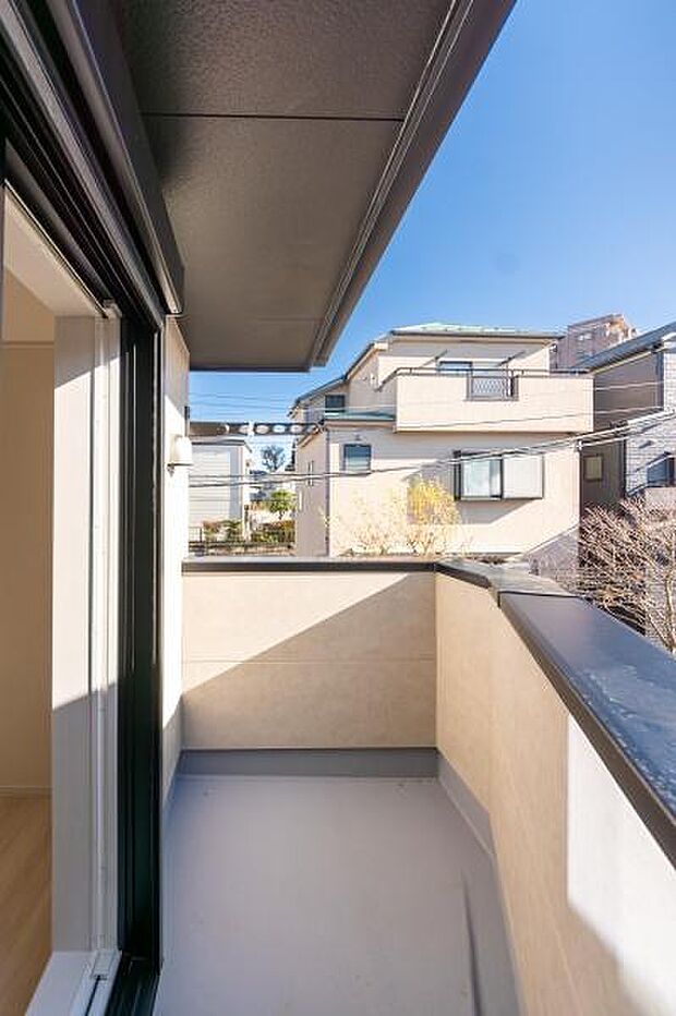 「広い使いやすいバルコニー」陽ざしがたっぷり降り注ぐ、広々としたバルコニー付き住まい。