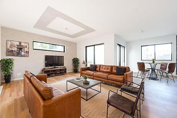 家族の笑顔が集う広々リビング。遊び心と機能性を兼ね備えた、ブラウンレザーが映える空間デザイン。（本画像はCGにて家具等を配置しております。実際に家具等はおかれておりません。）