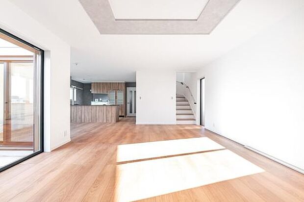 「家族が大好きなリビング」みんなが集まる広いリビング。みんなが大好きなリビングで家族団らん。みんなが集まるからこそ、一層の開放感を手にする素敵な住まい。