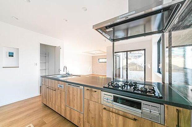 「全体を見渡せる安心感」家族の会話が弾む奥様に人気の高いカウンターキッチン、料理しながらお子様の様子の確認ができ移動しやすい広いキッチンスペースです。