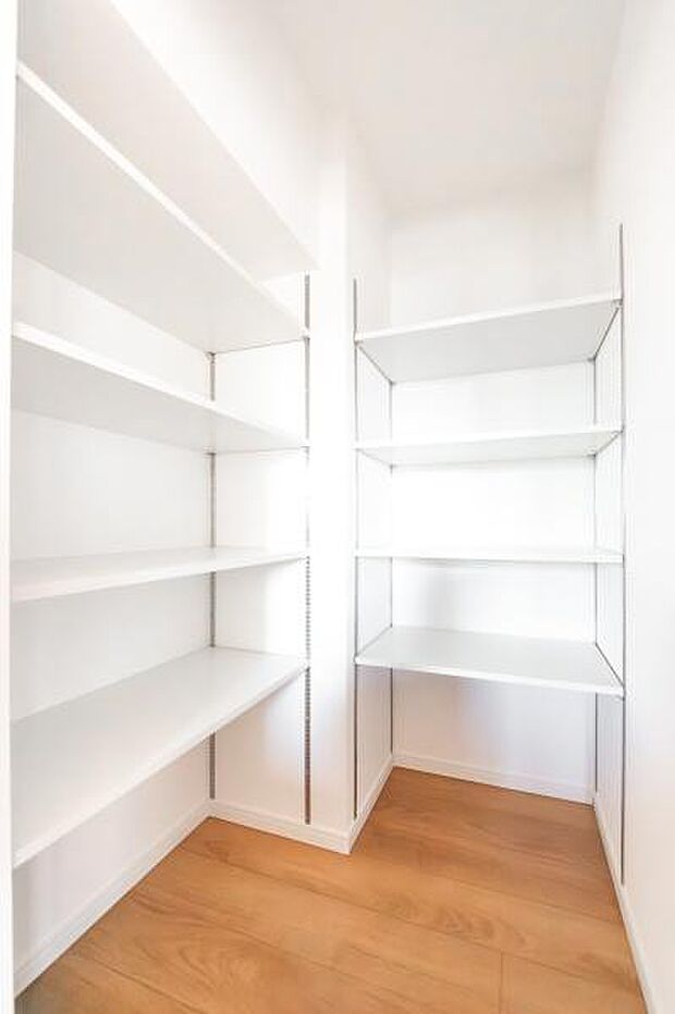 「人気のキッチンパントリー付き」お料理道具の収納に便利な広々としたキッチンパントリー。