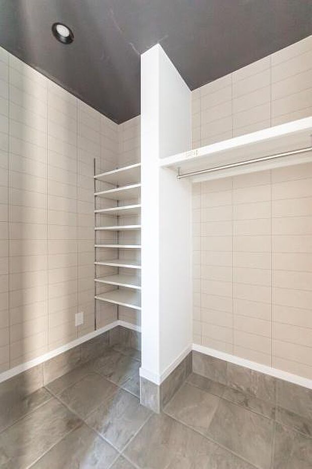 「シューズクローク付き」「玄関に靴がいっぱいで、出入りしにくい」こんなお悩みを解決するのが、「シューズクローク」です。