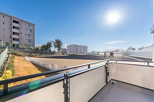 「清々しいバルコニー」広々としたバルコニーは陽当たりはもちろん、解放感や眺望も楽しめます。碧空を満喫し心が透きとおる。癒される心地よい空間。