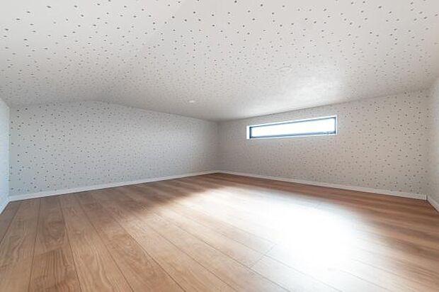 「マルチに使える」小屋裏収納スペース。思ったより広く機能的。お子様の隠れ家にもなりそうな空間です。