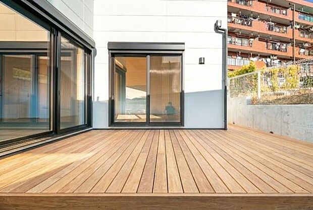 「プライベートデッキ空間」明るさと開放感に恵まれた広すぎない丁度良い空間。のんびりできるウッドデッキ空間です。(一部画像をCGにてウッドデッキを配置しております。実際にはございません。
