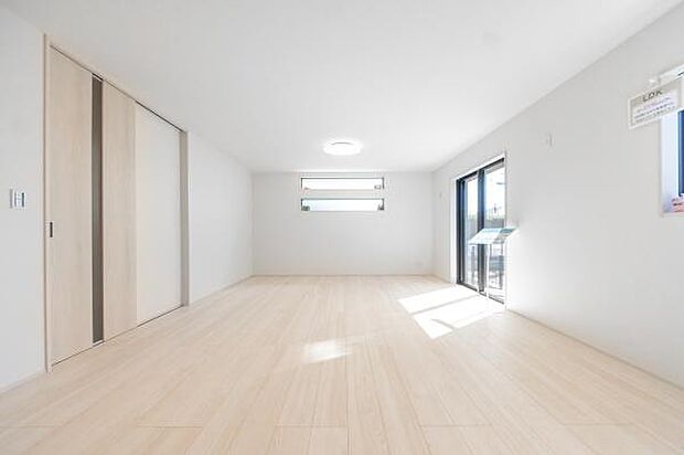 「プライベート感を愉しむリビング空間」開放感の良さに恵まれた爽快なリビング空間。誰にも邪魔されないプライベート感を感じるリビング。