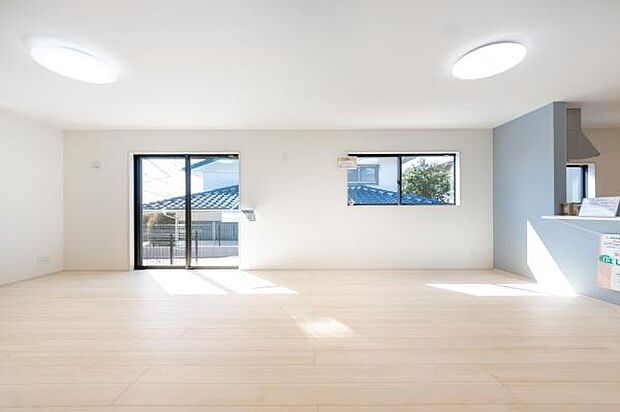 「南向きで明るい家族空間」明るいリビングだから心も温かく家族がゆっくりと居心地の良い空間。家族が集う空間だからこそ、拘りたいリビング空間。