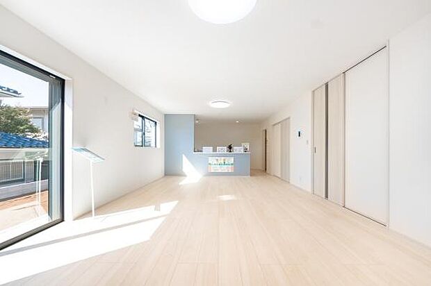 陽光が降り注ぐ明るいリビング。木の温もりに包まれて、家族の笑顔が自然と広がります。心地よい開放感をぜひ現地でご体感ください。