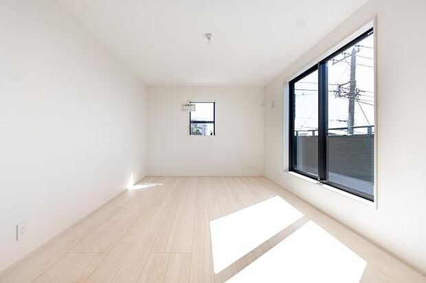 「主寝室」明るく広々主寝室。ダブルベッドも楽々配置可能です。