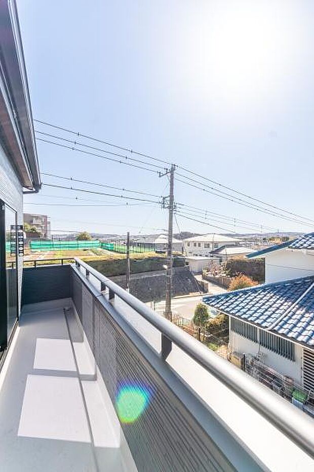 「明るいバルコニー」陽だまりのバルコニーで洗濯物もふかふか。家族の笑顔が広がる、心地よい暮らしが待っています。