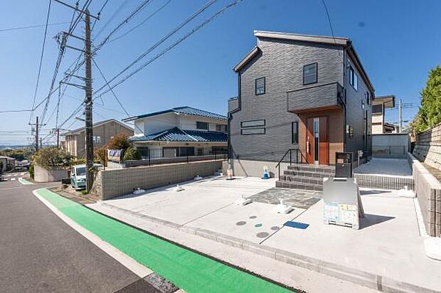 「開放感溢れる住まい」家と家の間隔が広くプライバシーが高く、しゃべり声に気使うことなく、思い切りプライベートの時間を家族と楽しむ。カースペース3台可(車種制限有)