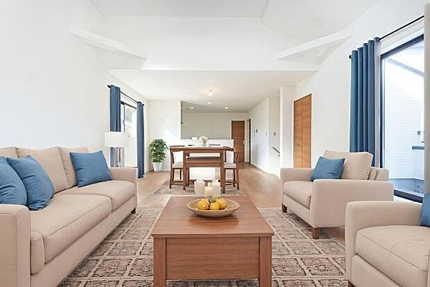 陽だまりに包まれる広々リビング。柔らかな光の中で、お子様の成長をゆったりと見守る。そんな穏やかな日常がここから始まります。※画像はCGにて家具等を配置しており、実際に家具は置かれておりません。