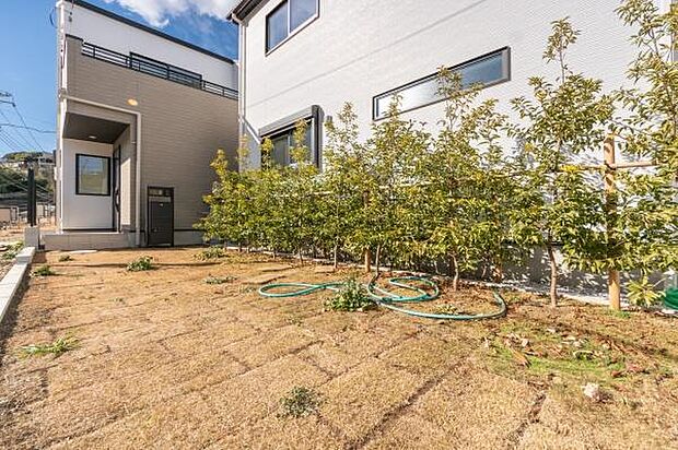 「コンパクトガーデン」ちょっとしたスペースが嬉しい。広いお庭は手入れが大変。物置きスペースやちょっとした家庭菜園にぴったり。