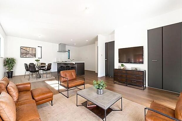 お料理中も家族の会話が弾む対面キッチン。明るく清潔感のあるリビングは、ゲストを招きたくなるような、自慢したくなる心地よさです。※画像はCGにて家具等を配置しており、実際に家具は置かれておりません