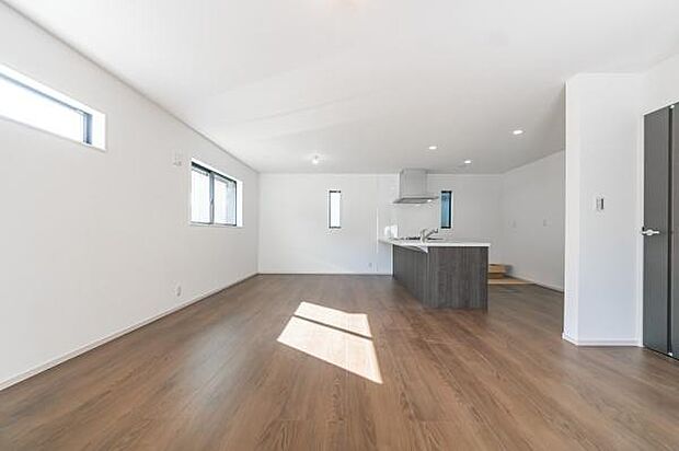 広々としたリビングなら、お子様ものびのび遊べます。何気ない日常のひとコマが、かけがえのない宝物に変わる住まい。