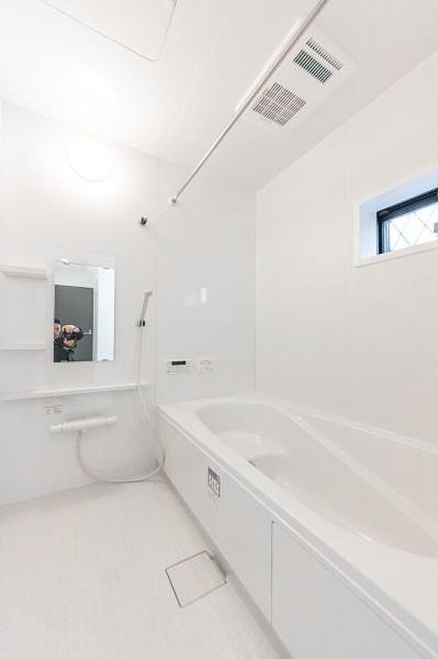 「疲れを癒す空間」広々とした雰囲気の良いバスルーム。お子様と一緒にお風呂に入る楽しみ、思い出の一ページが刻まれる大切な瞬間