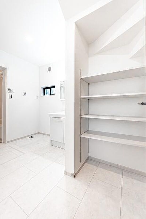 白を基調とした清潔な洗面室。豊富な収納で、家族のタオルや着替えもすっきり片付きます。